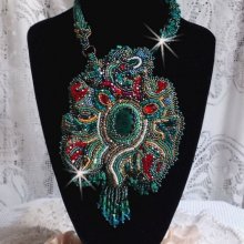 Dragon necklace embroidered with a cabochon and chips in Natural Malachite, a beautiful gradation of an emerald green with these rocks colors